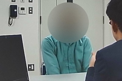 元社長の山岸忍氏が起こした民事裁判の法廷で再生された取り調べ映像。男性検事（手前）が山岸氏の元部下を追及する＝関係者提供