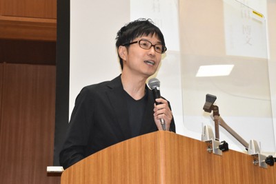 中央教育審議会の方策に盛り込まれた「新しい職」について問題提起する岐阜県立高校教諭の西村祐二さん＝東京都千代田区の連合会館で2024年8月2日午後7時56分、西本紗保美撮影