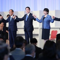 自民党総裁選を終え、壇上でたたえ合う（左から）野田聖子氏、菅義偉首相（当時）、岸田文雄氏、高市早苗氏、河野太郎氏＝東京都港区で2021年9月29日午後3時26分、梅村直承撮影