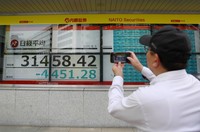 A monitor shows a plunge in the Nikkei Stock Average in Tokyo's Chuo Ward on Aug. 5, 2024. (Mainichi/Kenji Ikai)