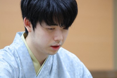 渡辺明九段に勝利し、永世王位の資格を獲得した藤井聡太王位＝神戸市北区の有馬温泉・中の坊瑞苑で2024年8月28日午後6時38分、中川祐一撮影