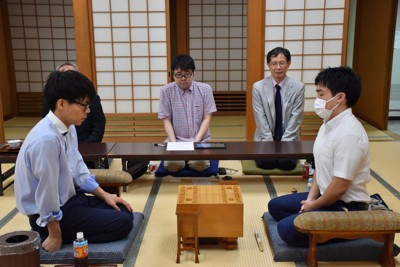 A級順位戦1回戦の対局開始を待つ菅井竜也八段（手前右）と増田康宏八段（同左）＝大阪市福島区の関西将棋会館で2024年6月18日、新土居仁昌撮影