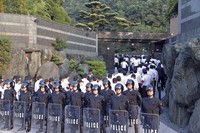 Fukuoka Prefectural Police investigators are seen entering the home of Satoru Nomura, head of the Kudo-kai crime syndicate, in Kitakyushu's Kokurakita Ward on Sept. 11, 2014. (Mainichi)