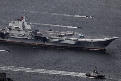 中国海軍の空母「遼寧」。18日、沖縄県の与那国島と西表島の日本の接続水域に初めて入った＝香港で2017年7月7日、AP