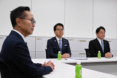 会談に臨む自民党の小野寺五典政調会長（右端）と国民民主党の浜口誠政調会長（中央）。左端は国民民主党の古川元久税調会長＝衆院第2議員会館で2024年11月8日午前11時3分、平田明浩撮影