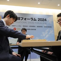 国際将棋トーナメント優勝者の許諾さんと記念対局に臨む藤井聡太名人（左）＝東京都渋谷区で2024年11月9日、和田大典撮影