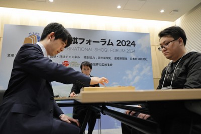 国際将棋トーナメント優勝者の許諾さんと記念対局に臨む藤井聡太名人（左）＝東京都渋谷区で2024年11月9日、和田大典撮影