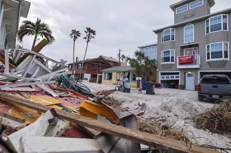 米南部フロリダ州で9～10月に相次いだハリケーンの被災地で、路上に残されたがれき＝2024年11月5日、AP