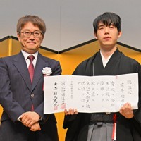 王位就位式で就位状を手にする藤井聡太王位。左は、日本将棋連盟の羽生善治会長＝東京都千代田区で2024年11月12日午後4時11分、新宮巳美撮影