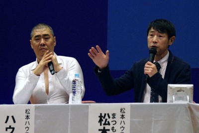 統合失調症についての経験などを語る「松本ハウス」のハウス加賀谷さん（左）と松本キックさん＝高知市で、小林理撮影