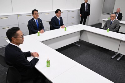 自民党の宮沢洋一税調会長（右端手前）、小野寺五典政調会長（左から3人目）との会談に臨む国民民主党の古川元久税調会長（左端）と浜口誠政調会長（左から2人目）＝衆院第2議員会館で2024年11月14日午後4時59分、平田明浩撮影