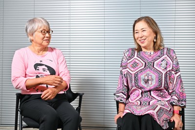 対談する作家の桐野夏生さん（右）と美術家、美術史研究者の嶋田美子さん＝東京都千代田区で2024年10月15日、前田梨里子撮影