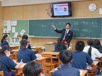 The manager of a bank branch teaches a financial education class at a junior high school in Nagoya's Meito Ward in September 2024. (Mainichi/Sho Ohara)