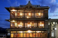 Soft light is seen through glass windows of the former Katsuragikan Japanese-style inn in Hashimoto, Wakayama Prefecture, at dusk on Oct. 10, 2024. (Mainichi/Masashi Mimura)