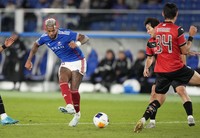 Yokohama F Marinos forward Anderson Lopes, left, shoots for goal during an Asian Champions League Elite league stage match against South Korea's Pohang Steelers at Nissan Stadium in Yokohama on Nov. 27, 2024. (Kyodo)