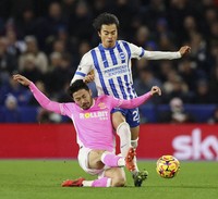 Kaoru Mitoma of Brighton and Hove Albion, right, is challenged by Yukinari Sugawara of Southampton during a Premier League football match at Amex Stadium in Brighton, England on Nov. 29, 2024, in Brighton, England. (Getty/Kyodo)