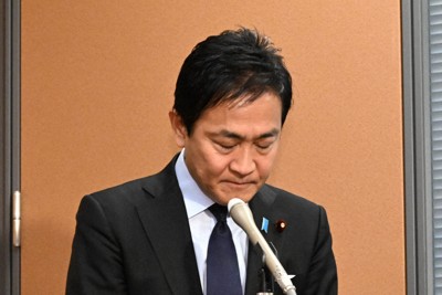 国民民主党から役職停止処分を受け、記者会見の冒頭で一連の不祥事について陳謝し、頭を下げる玉木雄一郎代表＝衆院第1議員会館で2024年12月4日午後1時12分、平田明浩撮影