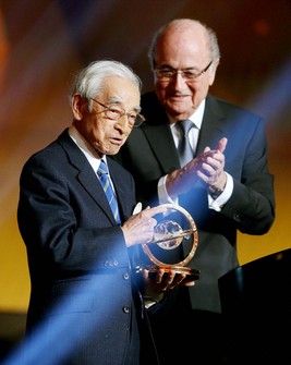 Hiroshi Kagawa, left, receives the FIFA Presidential Award from FIFA President Sepp Blatter in Januray 2015 in Zurich. (FIFA/Getty/Kyodo)