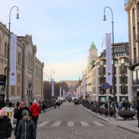 ノルウェー王宮（写真奥）に続く大通り。道路脇にはノーベル平和賞の垂れ幕が掲げられている＝オスロで2024年12月8日午後1時26分、安徳祐撮影