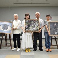 「被爆体験絵画プロジェクト」で自身の体験を絵画にした大学生と記念撮影する松本隆さん（右から3人目）＝福岡市で2024年7月31日午後2時39分、日向米華撮影