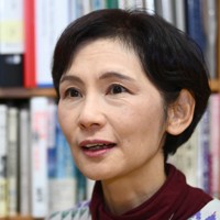 インタビューに答える女優の斉藤とも子さん＝東京都江東区で2024年12月8日、三浦研吾撮影