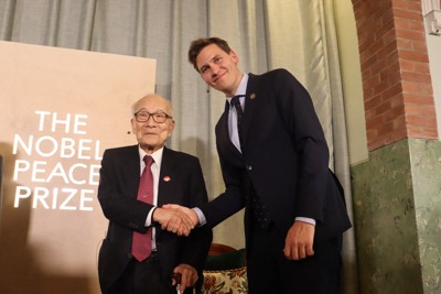 ノーベル賞委員会のヨルゲン・バトネ・フリードネス委員長（右）と握手する日本被団協の田中熙巳代表委員＝オスロで2024年12月9日午後1時46分、安徳祐撮影