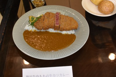 掛川牛内ももの牛カツカレー＝掛川市の掛川グランドホテルで2024年12月9日午後0時5分、山田英之撮影