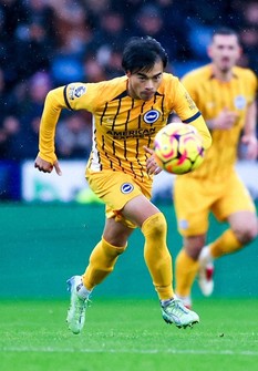 Brighton's Kaoru Mitoma plays in a Premier League football match against Leicester in Leicester, England, on Dec. 8, 2024. (Kyodo)