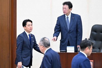 衆院政治改革特別委員会に臨み、言葉を交わす自民党の小泉進次郎氏（左）と立憲民主党の渡辺周委員長＝国会内で2024年12月10日午後0時11分、平田明浩撮影