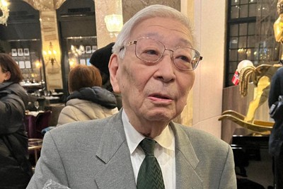 日本被団協の初代代表委員、森滝市郎さんと初代事務局長、藤居平一さんの遺影を手にする田中聡司さん＝オスロで2024年12月10日午前8時57分、安徳祐撮影