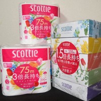 埼玉県草加市のふるさと納税の返礼品で人気のトイレットペーパーやティッシュペーパー＝2024年5月2日、武田良敬撮影