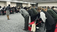 Individuals set to work as guides at the 2025 World Expo in Osaka undergo training on the Japanese customary greeting of a bow on Nov. 26, 2024, in the western Japan city. (Kyodo)