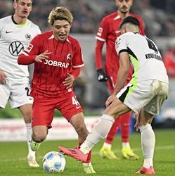 Freiburg's Ritsu Doan, second from left, vies for the ball during a German Bundesliga match against Wolfsburg at Europa-Park Stadion in Freiburg on Dec. 13, 2024. (Kyodo)