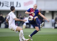 Andres Iniesta, right, vies for the ball during the second half of his retirement exhibition match at Ajinomoto Stadium on Dec. 15, 2024. (Mainichi/Tatsuya Fujii)