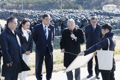 除去土壌の仮置き場を視察する石破茂首相（左から3人目）。その右は説明する伊沢史朗双葉町長＝福島県双葉町で2024年12月14日（代表撮影）