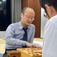 A級順位戦4回戦に勝って3勝1敗となった渡辺明九段＝名古屋市中村区の名古屋将棋対局場で2024年10月23日、丸山進撮影