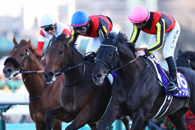 有馬記念を制したレガレイラと戸崎圭太騎手（中央）＝千葉県船橋市の中山競馬場で2024年12月22日、玉城達郎撮影