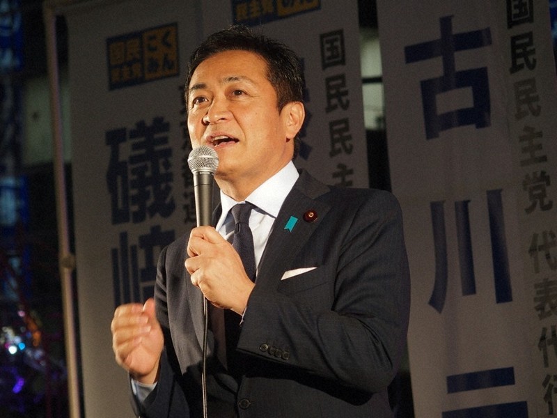 JR新橋駅前で街頭演説する国民民主党の玉木雄一郎代表（役職停止中）＝東京都港区で2024年12月20日午後6時半ごろ、安倍志帆子撮影