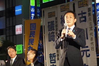 街頭で演説する国民民主党の（右から）玉木雄一郎代表（役職停止中）と、古川元久代表代行、榛葉賀津也幹事長＝東京都港区の新橋駅前で20日午後6時半ごろ、安部志帆子撮影