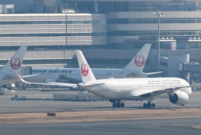 羽田空港に駐機する日航機。サイバー攻撃により、一部の便に遅れが出ている＝東京都大田区で2024年12月26日午前10時42分、本社ヘリから手塚耕一郎撮影