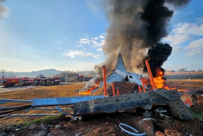 韓国・務安国際空港で旅客機が着陸に失敗、墜落　28人死亡