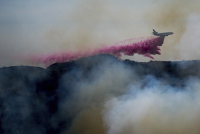 LA山火事　消火作業中の飛行艇にドローンが衝突　任務継続不可能に