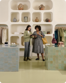 Zwei Frauen beim Einkauf in einem exklusiven Geschäft
