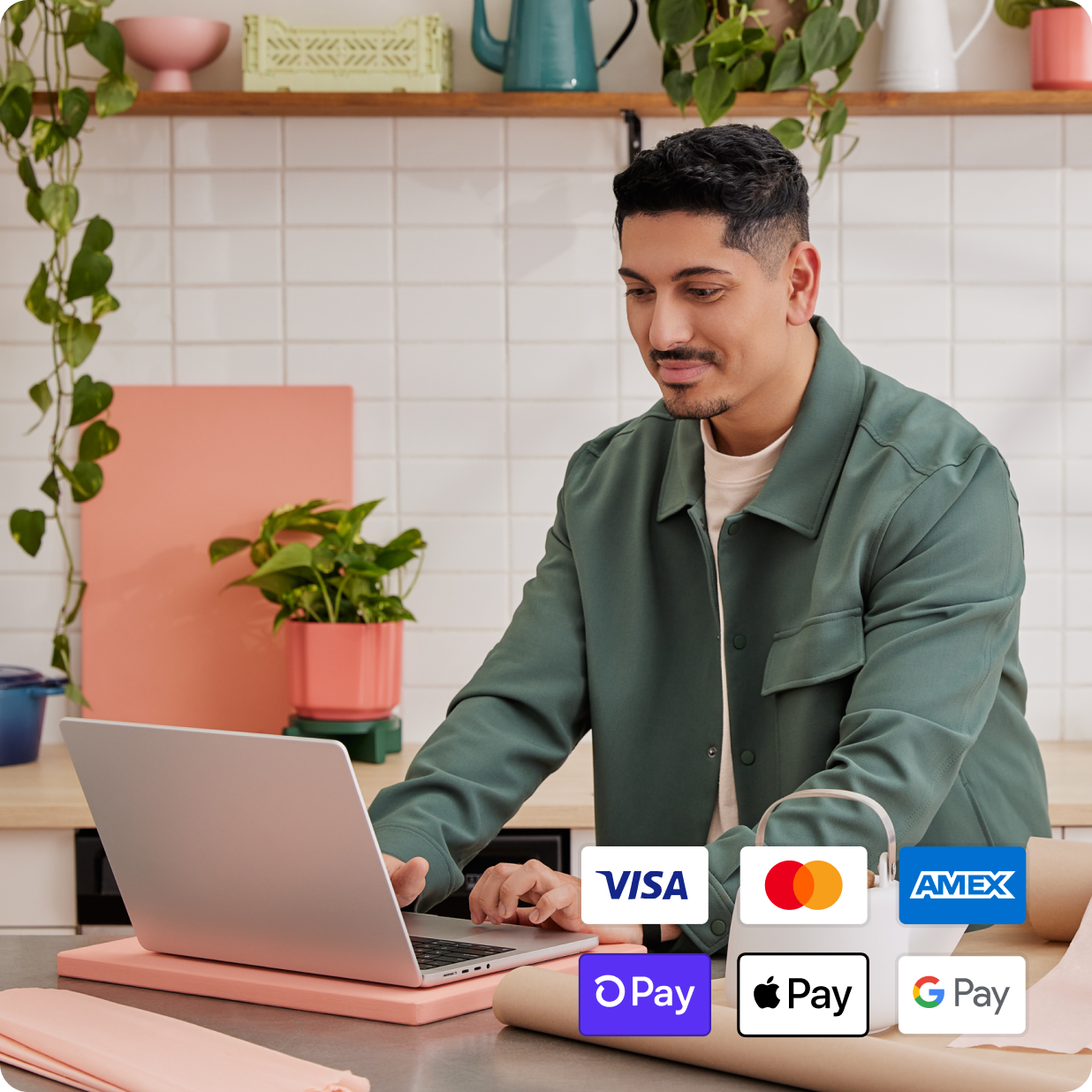 Client payant en magasin sur un ordinateur portable avec Visa, Mastercard, American Express, Shop Pay, Apple Pay, Google Pay, etc.