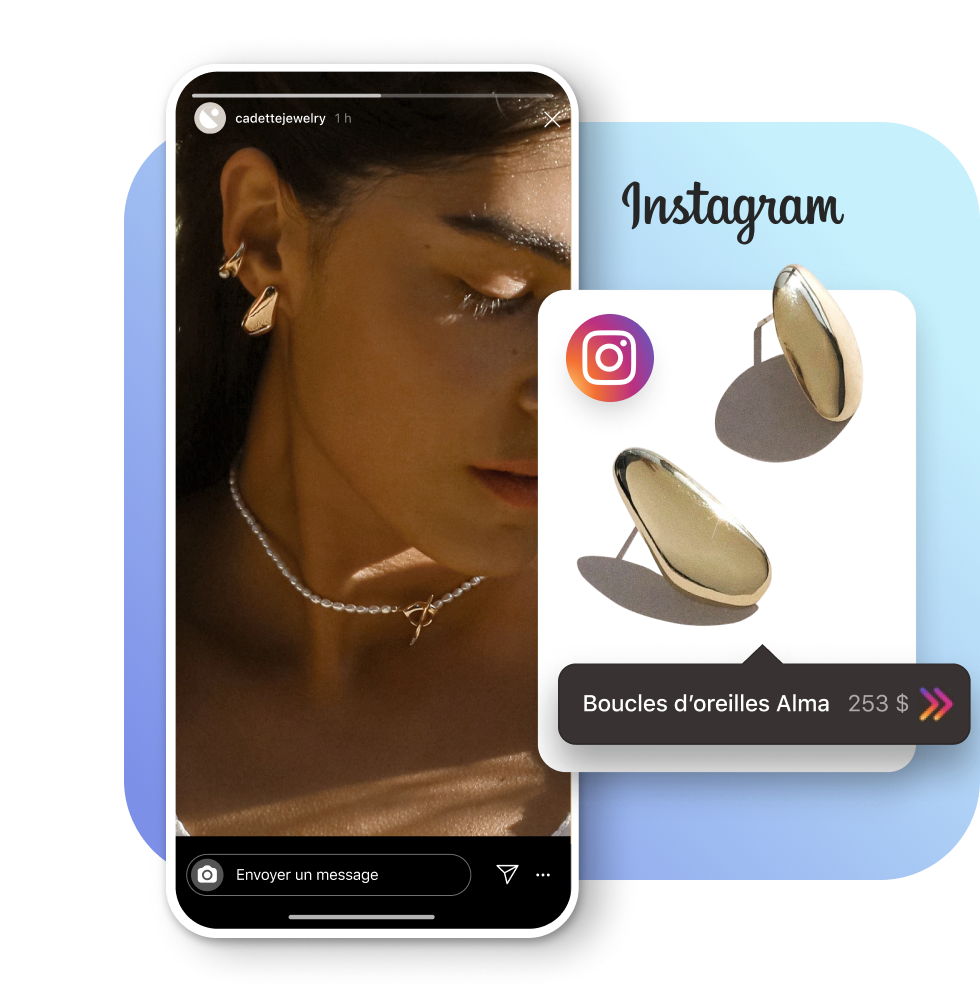 Une jeune femme porte des boucles d’oreille en or et un collier de perles dans une story Instagram. Une fiche produit pour les boucles d’oreille Alma de Cadette Jewelry avec une étiquette produit en superposition se trouvent dans la partie supérieure. 