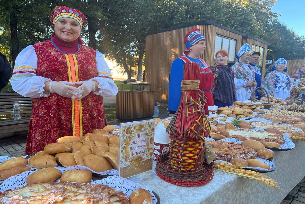 По случаю праздника на пешеходной улице угощали всех желающих. 