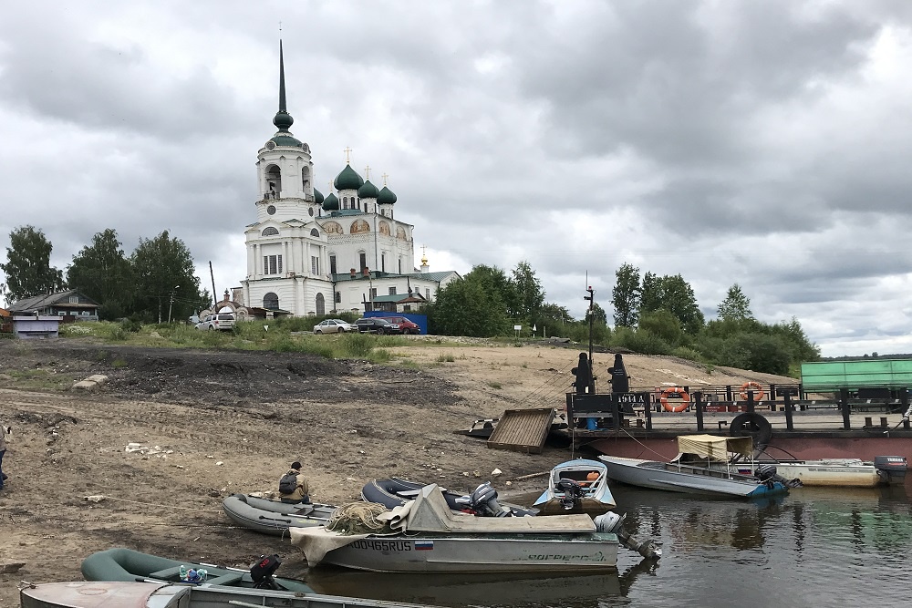 Во многих населенных пунктах Поморья единственным средством связи с большой землей остаются лодки. 