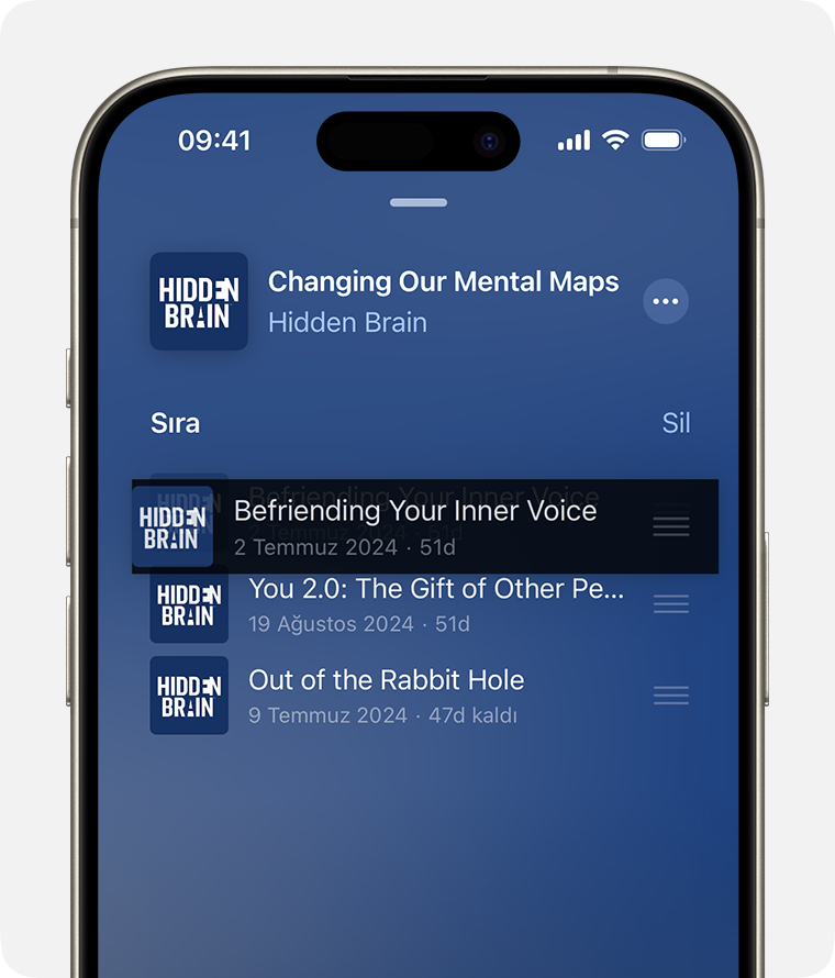 Bir iPhone'da Podcast uygulamasının sırası gösteriliyor. Bir bölümde Yeniden Sırala düğmesi basılı tutuluyor. Bu da bölümün sıra içinde başka bir yere taşınabileceğini gösteriyor.