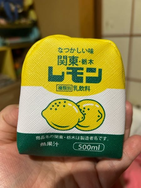 緊急！お礼50枚 お母さんからお土産のポーチを貰ったんです。 タバコとライターを入れてみたらジャストサイズだったんです。 引っ越しの時にシガレットケースを無くしたので、シガレットポーチにしようかなって思ったんですが、35歳で使ってたら、ヤバイですか？ クラス会に持って行こうと思ってます。