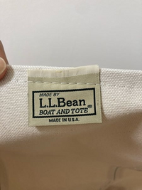 L.L.Bean(エルエルビーン)のボートアンドトートを買ったのですが、タグが添付のように斜めに縫い付けられていて、外から見てもはみ出てしまってます。 これは不良品でしょうか？それともよくある仕様ですか？